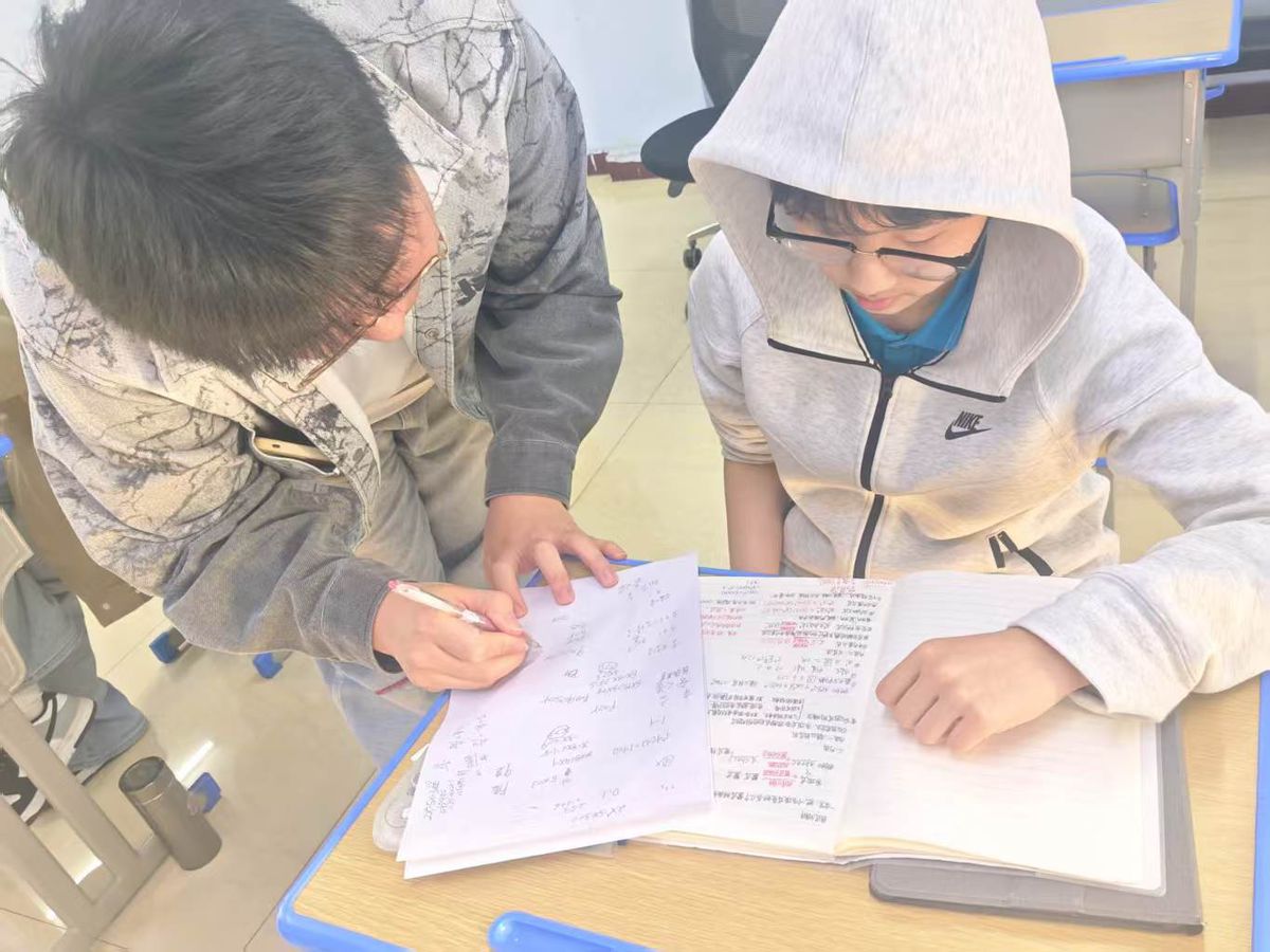 老师辅导学生1