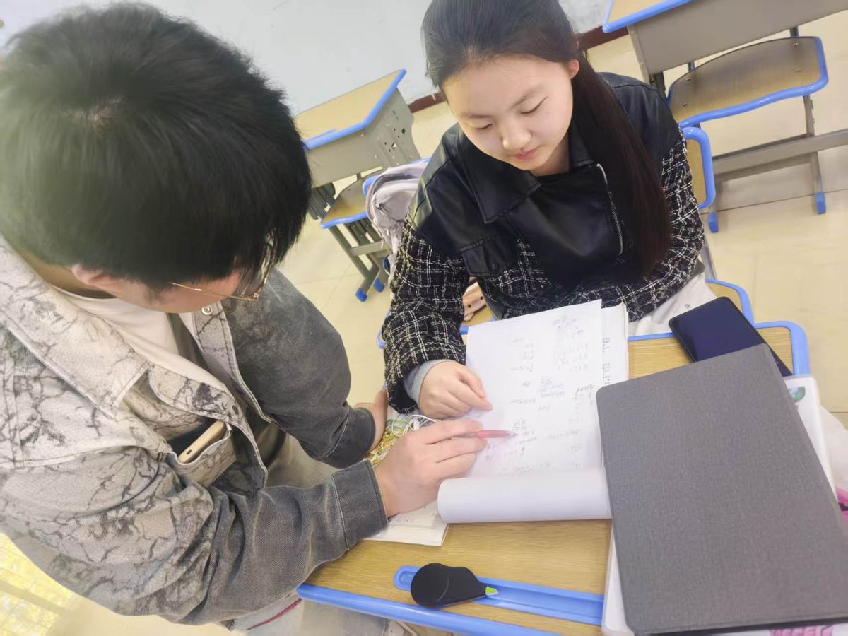 老师辅导学生2